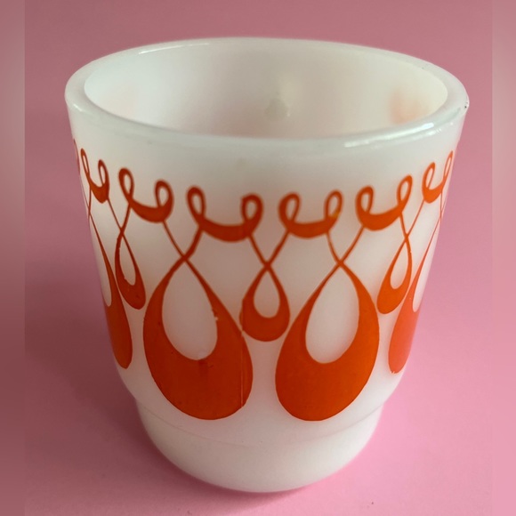 Vintage fireking milk glass mug with vintage orange swirl design - Picture 4 of 6